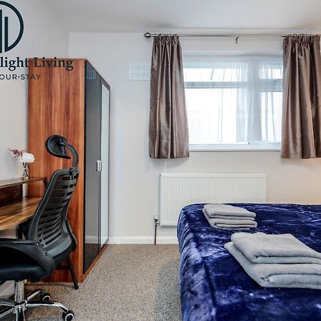Dwellers Delight Living Ltd Serviced Accommodation Fabulous House 3 Bedroom, Hainault Prime Location ,Greater London With Parking & Wifi, 2 Bathroom, Garden Чіґвелл Екстер'єр фото
