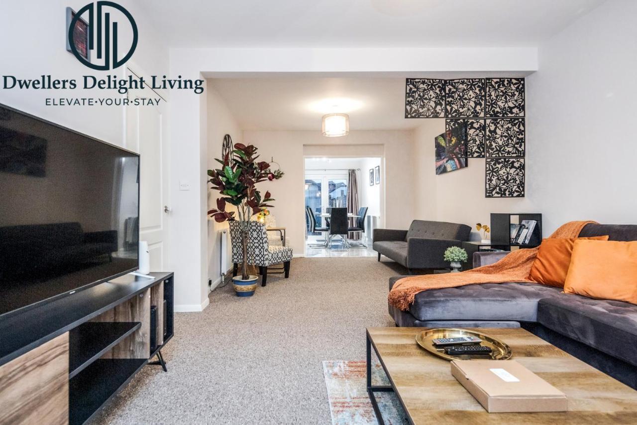 Dwellers Delight Living Ltd Serviced Accommodation Fabulous House 3 Bedroom, Hainault Prime Location ,Greater London With Parking & Wifi, 2 Bathroom, Garden Чіґвелл Екстер'єр фото