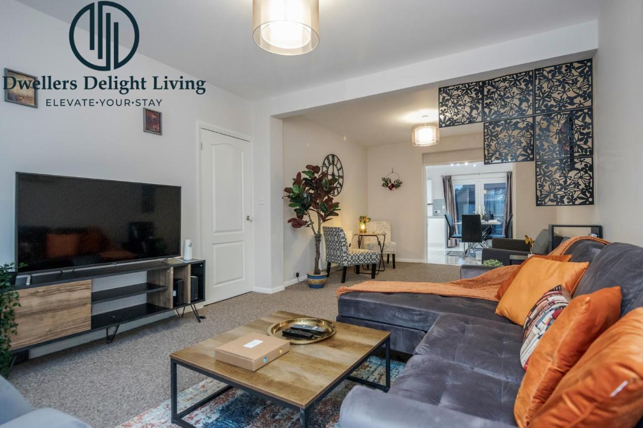 Dwellers Delight Living Ltd Serviced Accommodation Fabulous House 3 Bedroom, Hainault Prime Location ,Greater London With Parking & Wifi, 2 Bathroom, Garden Чіґвелл Екстер'єр фото