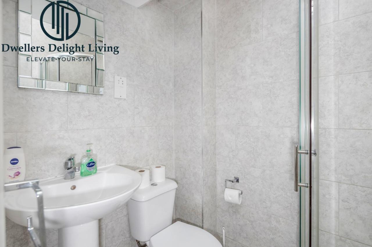 Dwellers Delight Living Ltd Serviced Accommodation Fabulous House 3 Bedroom, Hainault Prime Location ,Greater London With Parking & Wifi, 2 Bathroom, Garden Чіґвелл Екстер'єр фото