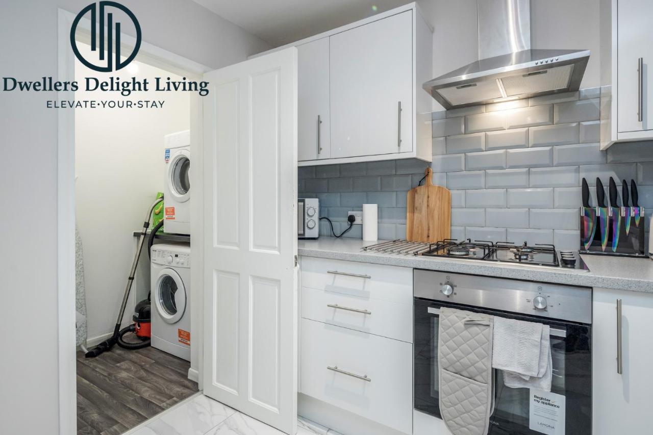 Dwellers Delight Living Ltd Serviced Accommodation Fabulous House 3 Bedroom, Hainault Prime Location ,Greater London With Parking & Wifi, 2 Bathroom, Garden Чіґвелл Екстер'єр фото