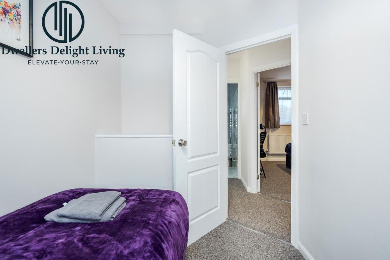 Dwellers Delight Living Ltd Serviced Accommodation Fabulous House 3 Bedroom, Hainault Prime Location ,Greater London With Parking & Wifi, 2 Bathroom, Garden Чіґвелл Екстер'єр фото