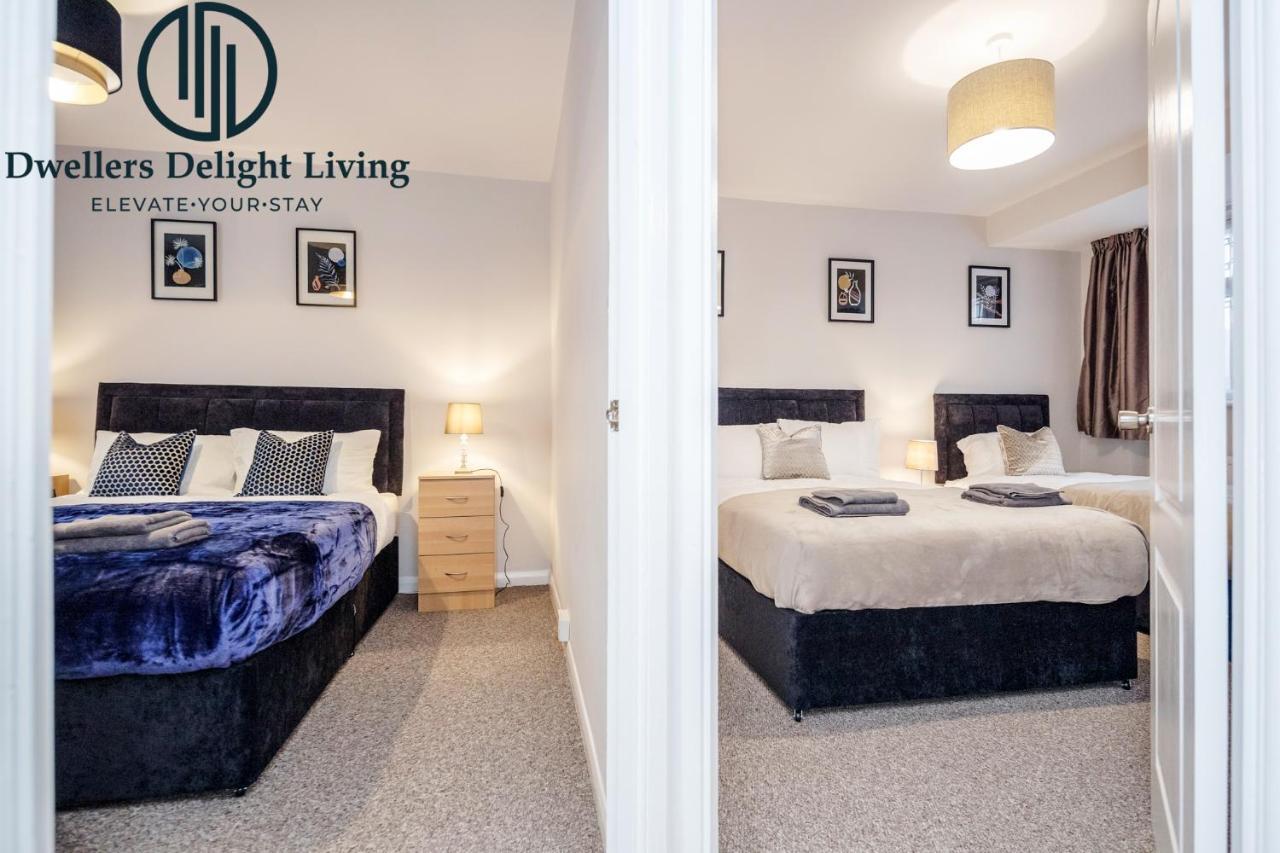 Dwellers Delight Living Ltd Serviced Accommodation Fabulous House 3 Bedroom, Hainault Prime Location ,Greater London With Parking & Wifi, 2 Bathroom, Garden Чіґвелл Екстер'єр фото
