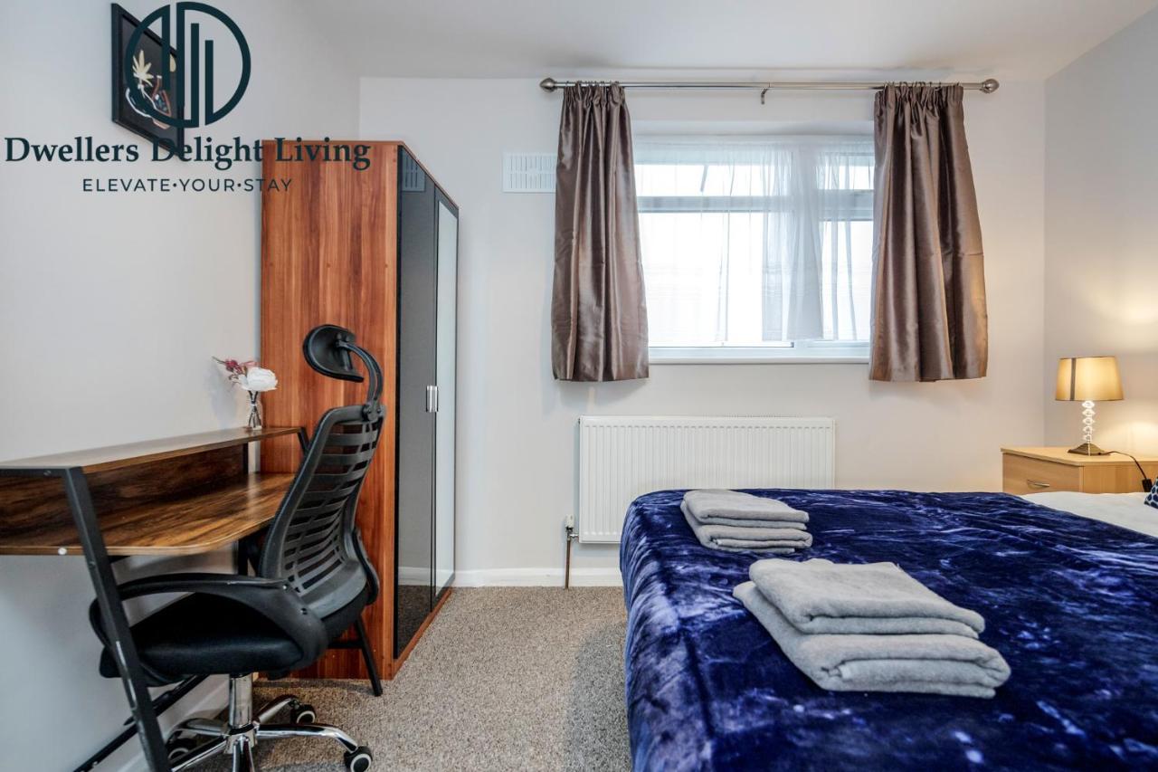 Dwellers Delight Living Ltd Serviced Accommodation Fabulous House 3 Bedroom, Hainault Prime Location ,Greater London With Parking & Wifi, 2 Bathroom, Garden Чіґвелл Екстер'єр фото