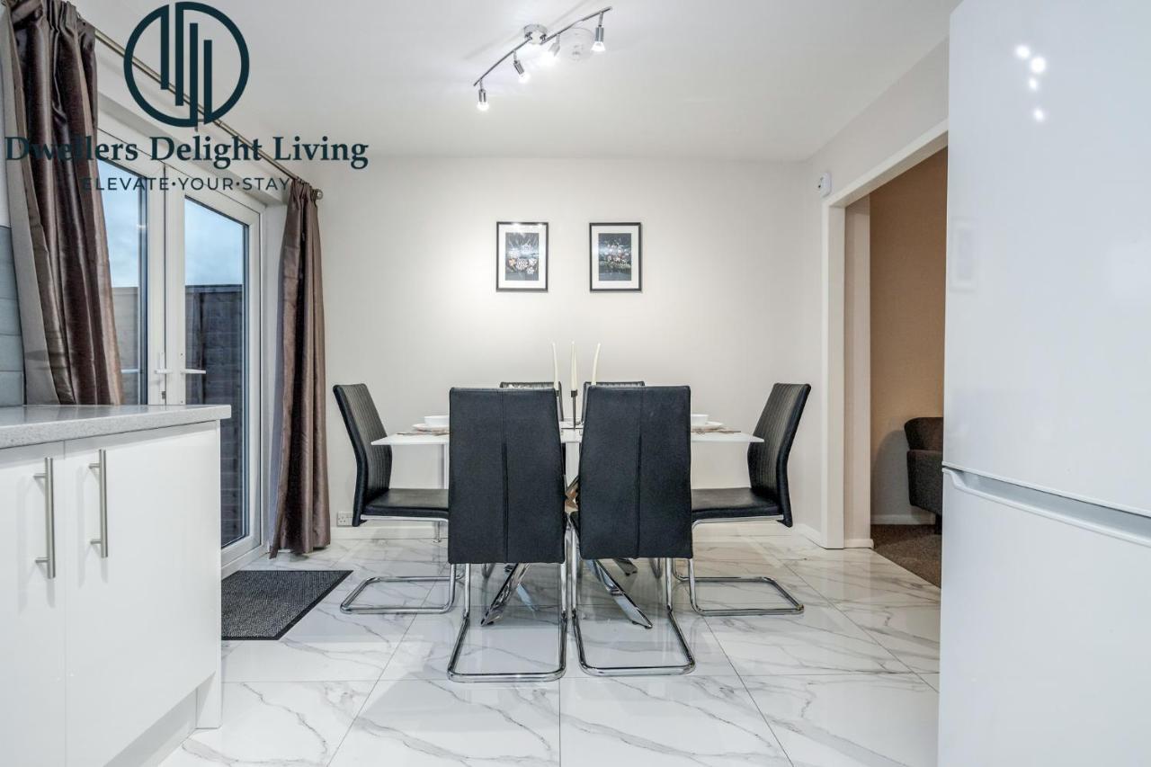 Dwellers Delight Living Ltd Serviced Accommodation Fabulous House 3 Bedroom, Hainault Prime Location ,Greater London With Parking & Wifi, 2 Bathroom, Garden Чіґвелл Екстер'єр фото