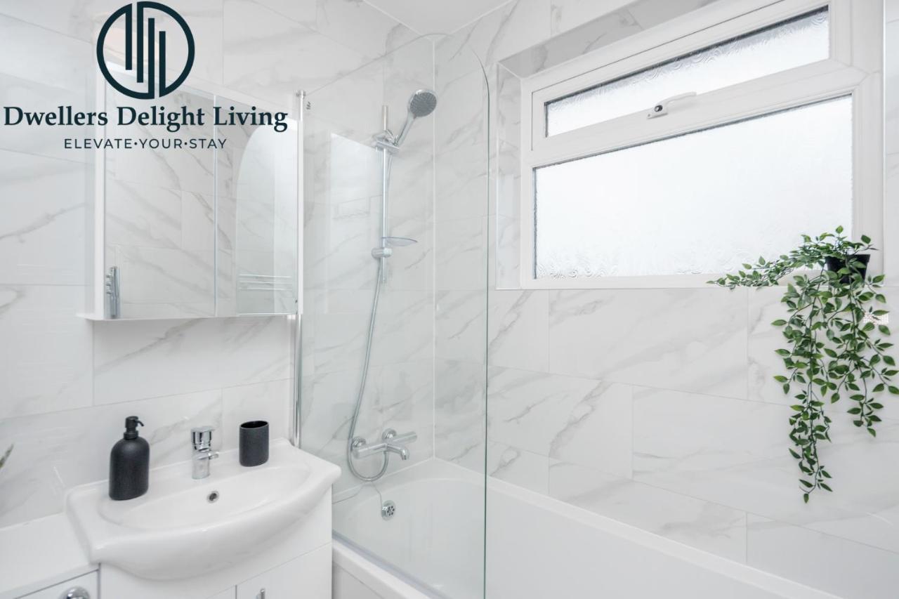 Dwellers Delight Living Ltd Serviced Accommodation Fabulous House 3 Bedroom, Hainault Prime Location ,Greater London With Parking & Wifi, 2 Bathroom, Garden Чіґвелл Екстер'єр фото