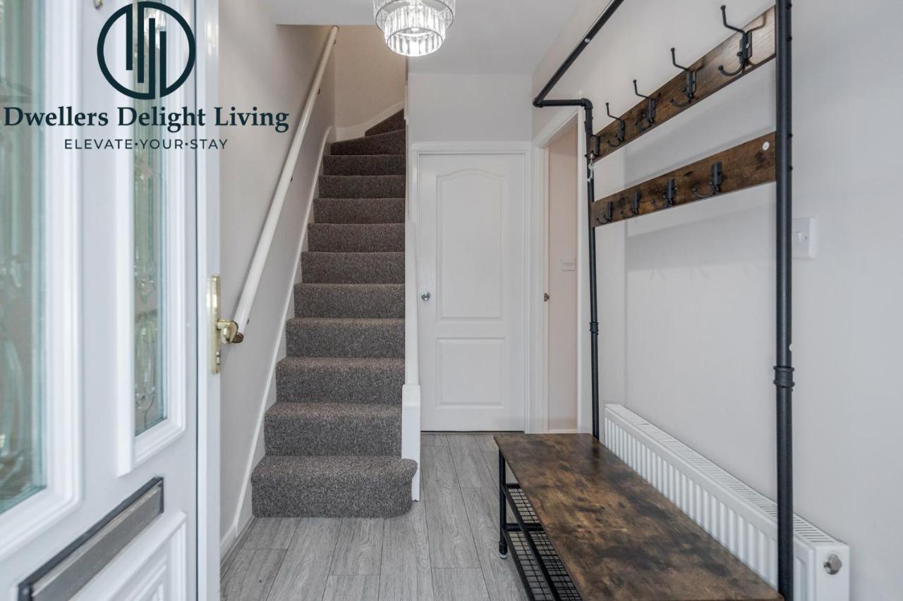 Dwellers Delight Living Ltd Serviced Accommodation Fabulous House 3 Bedroom, Hainault Prime Location ,Greater London With Parking & Wifi, 2 Bathroom, Garden Чіґвелл Екстер'єр фото