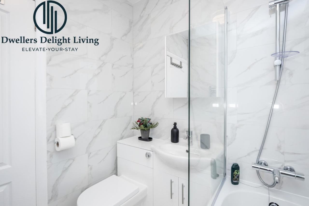 Dwellers Delight Living Ltd Serviced Accommodation Fabulous House 3 Bedroom, Hainault Prime Location ,Greater London With Parking & Wifi, 2 Bathroom, Garden Чіґвелл Екстер'єр фото