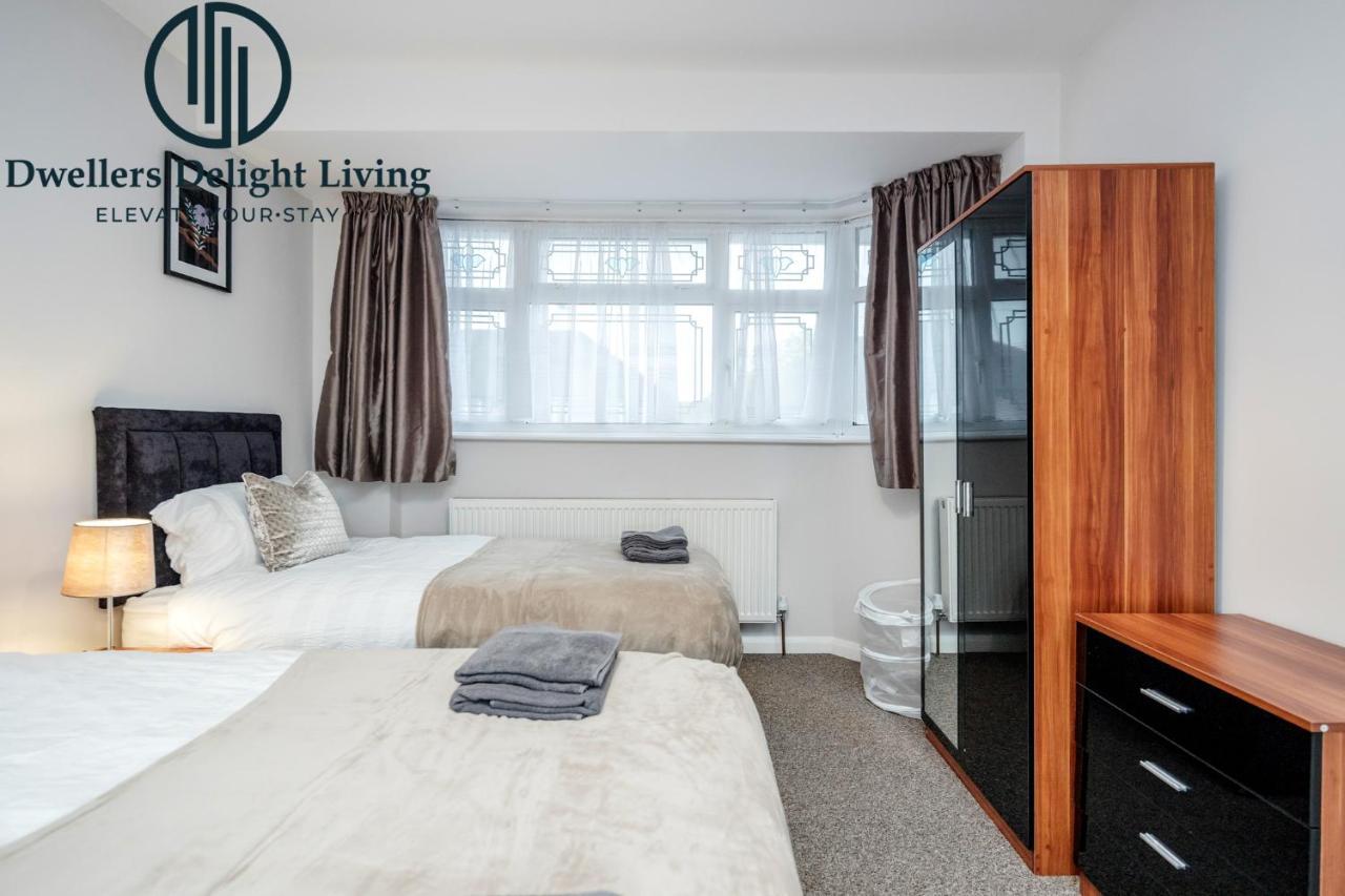 Dwellers Delight Living Ltd Serviced Accommodation Fabulous House 3 Bedroom, Hainault Prime Location ,Greater London With Parking & Wifi, 2 Bathroom, Garden Чіґвелл Екстер'єр фото