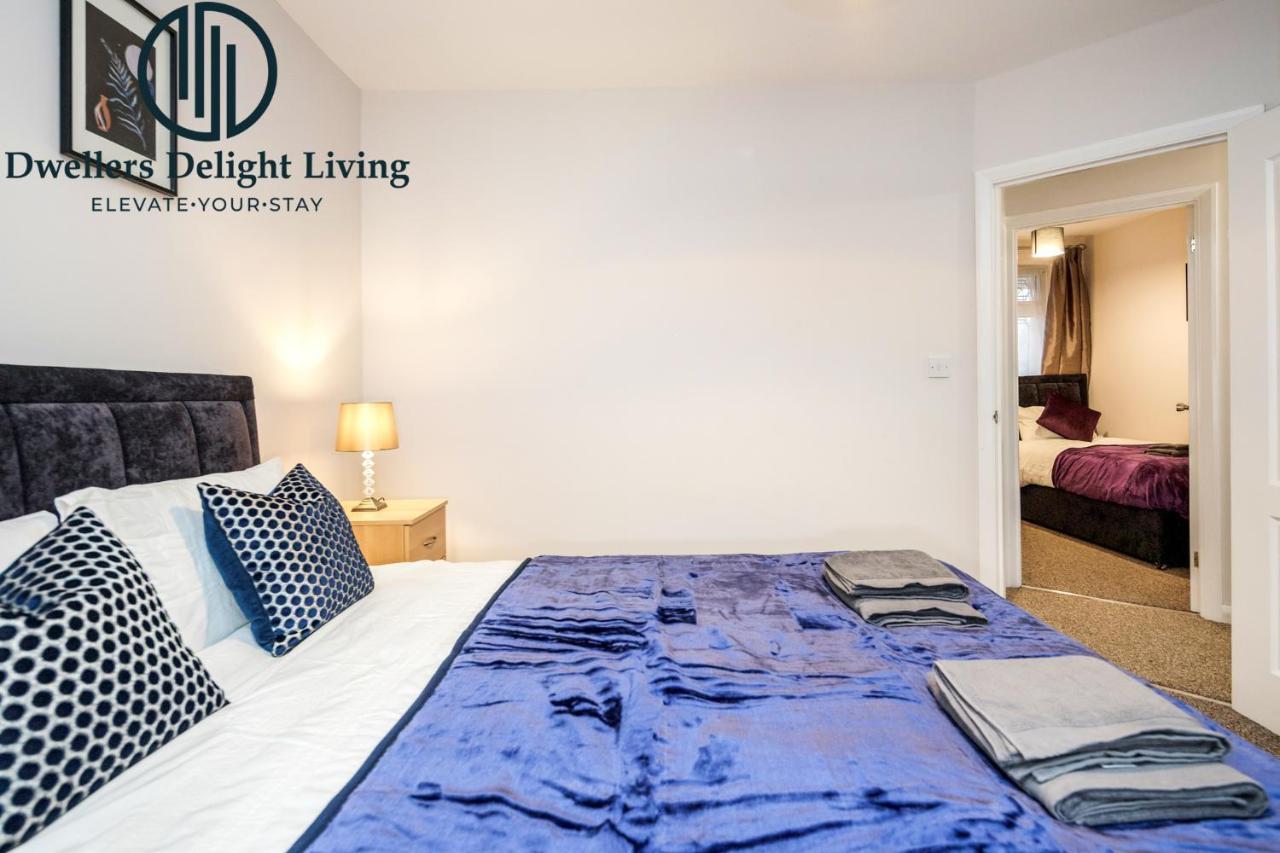 Dwellers Delight Living Ltd Serviced Accommodation Fabulous House 3 Bedroom, Hainault Prime Location ,Greater London With Parking & Wifi, 2 Bathroom, Garden Чіґвелл Екстер'єр фото