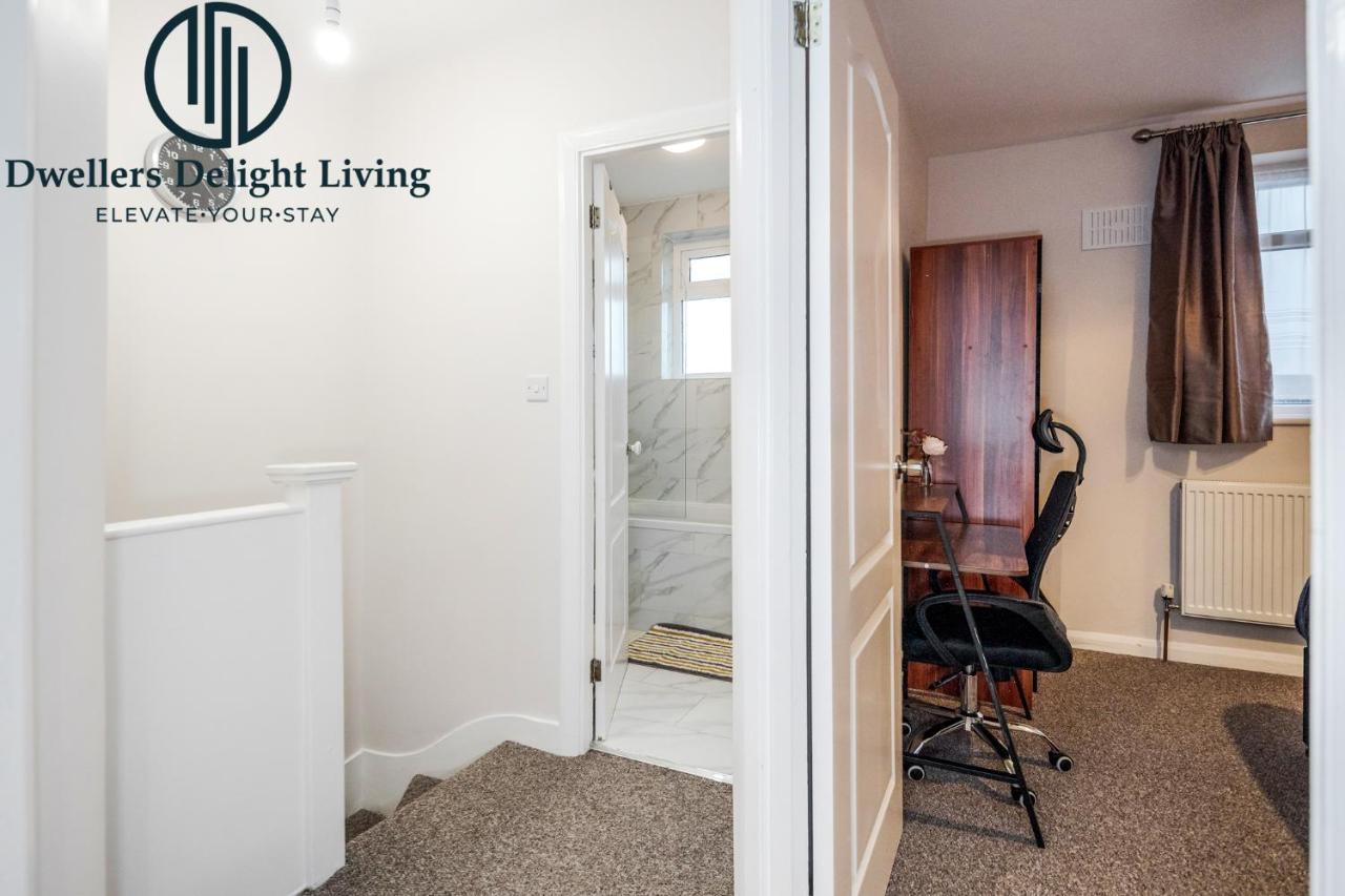 Dwellers Delight Living Ltd Serviced Accommodation Fabulous House 3 Bedroom, Hainault Prime Location ,Greater London With Parking & Wifi, 2 Bathroom, Garden Чіґвелл Екстер'єр фото