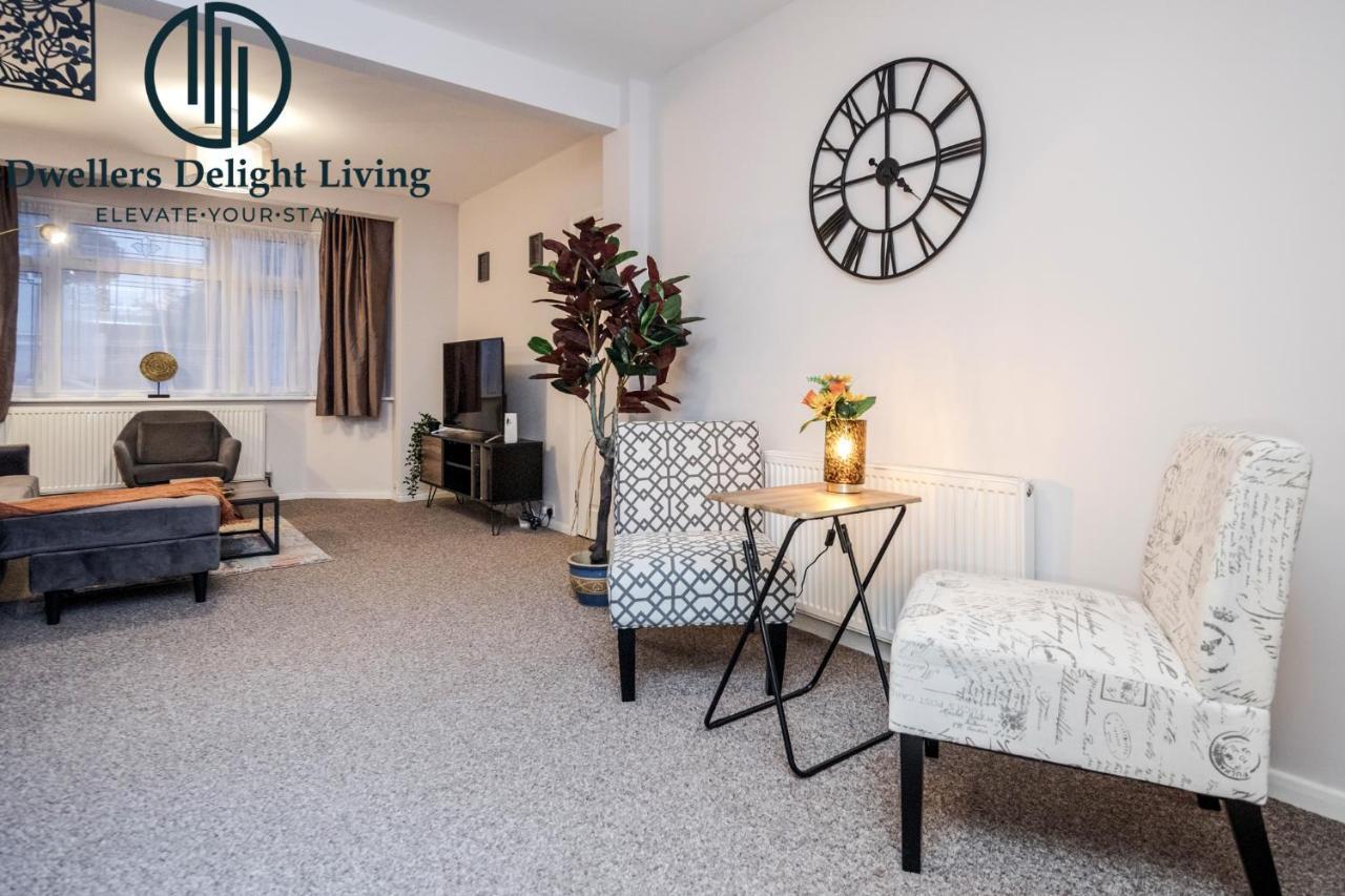 Dwellers Delight Living Ltd Serviced Accommodation Fabulous House 3 Bedroom, Hainault Prime Location ,Greater London With Parking & Wifi, 2 Bathroom, Garden Чіґвелл Екстер'єр фото