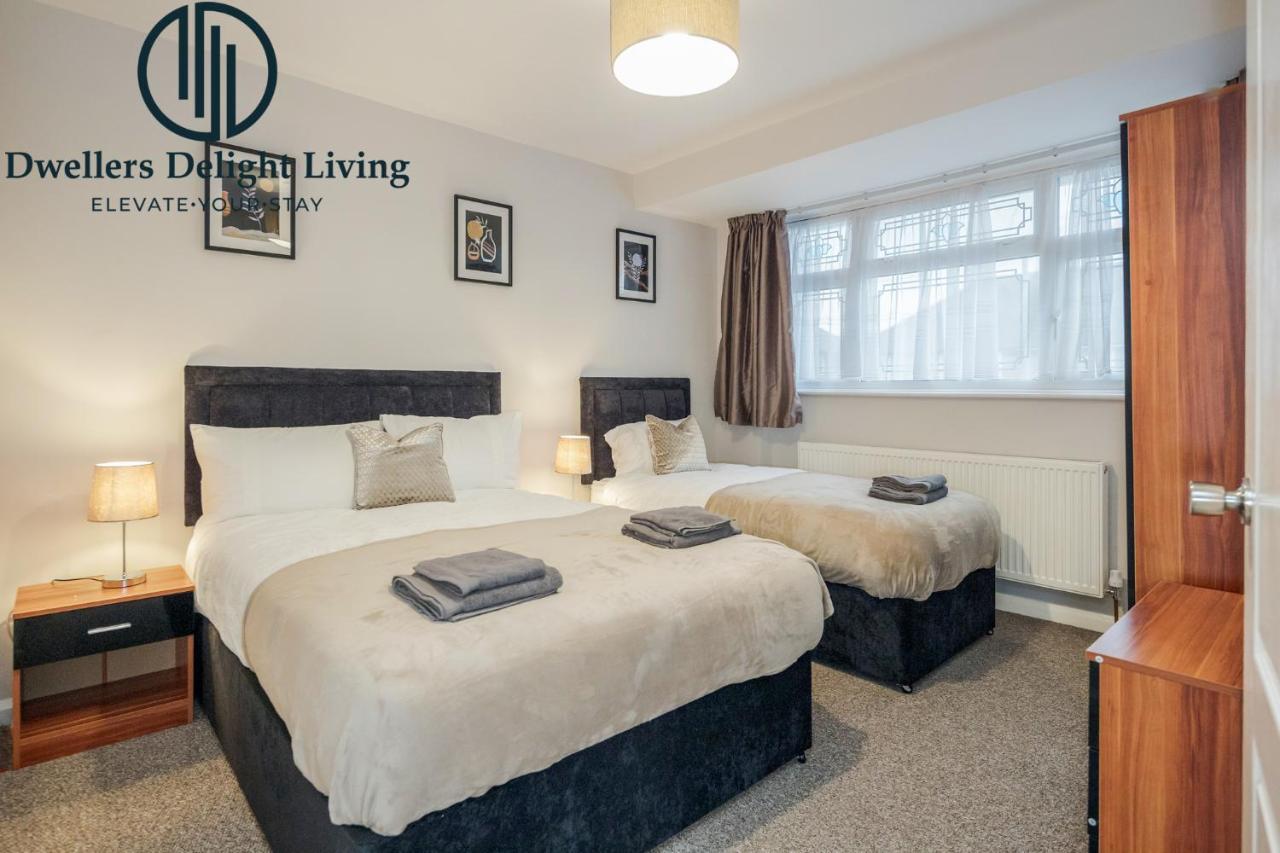 Dwellers Delight Living Ltd Serviced Accommodation Fabulous House 3 Bedroom, Hainault Prime Location ,Greater London With Parking & Wifi, 2 Bathroom, Garden Чіґвелл Екстер'єр фото