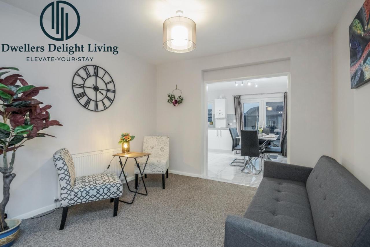 Dwellers Delight Living Ltd Serviced Accommodation Fabulous House 3 Bedroom, Hainault Prime Location ,Greater London With Parking & Wifi, 2 Bathroom, Garden Чіґвелл Екстер'єр фото