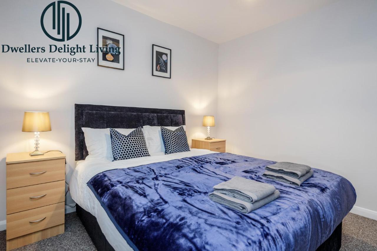 Dwellers Delight Living Ltd Serviced Accommodation Fabulous House 3 Bedroom, Hainault Prime Location ,Greater London With Parking & Wifi, 2 Bathroom, Garden Чіґвелл Екстер'єр фото