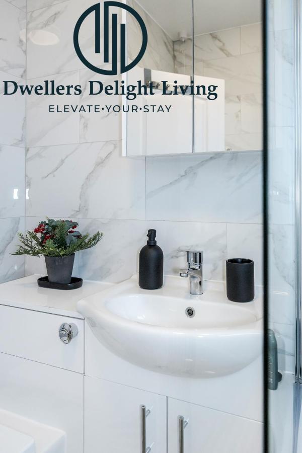 Dwellers Delight Living Ltd Serviced Accommodation Fabulous House 3 Bedroom, Hainault Prime Location ,Greater London With Parking & Wifi, 2 Bathroom, Garden Чіґвелл Екстер'єр фото