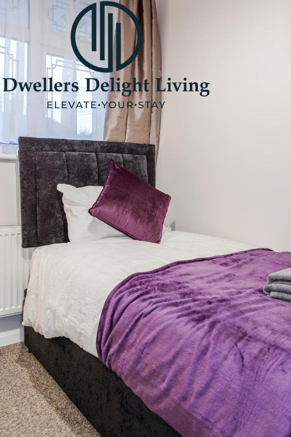 Dwellers Delight Living Ltd Serviced Accommodation Fabulous House 3 Bedroom, Hainault Prime Location ,Greater London With Parking & Wifi, 2 Bathroom, Garden Чіґвелл Екстер'єр фото