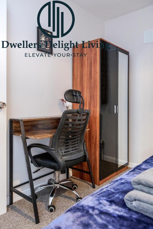 Dwellers Delight Living Ltd Serviced Accommodation Fabulous House 3 Bedroom, Hainault Prime Location ,Greater London With Parking & Wifi, 2 Bathroom, Garden Чіґвелл Екстер'єр фото