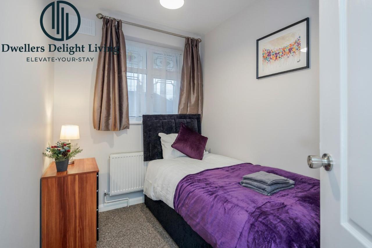 Dwellers Delight Living Ltd Serviced Accommodation Fabulous House 3 Bedroom, Hainault Prime Location ,Greater London With Parking & Wifi, 2 Bathroom, Garden Чіґвелл Екстер'єр фото