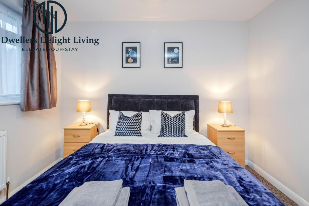 Dwellers Delight Living Ltd Serviced Accommodation Fabulous House 3 Bedroom, Hainault Prime Location ,Greater London With Parking & Wifi, 2 Bathroom, Garden Чіґвелл Екстер'єр фото