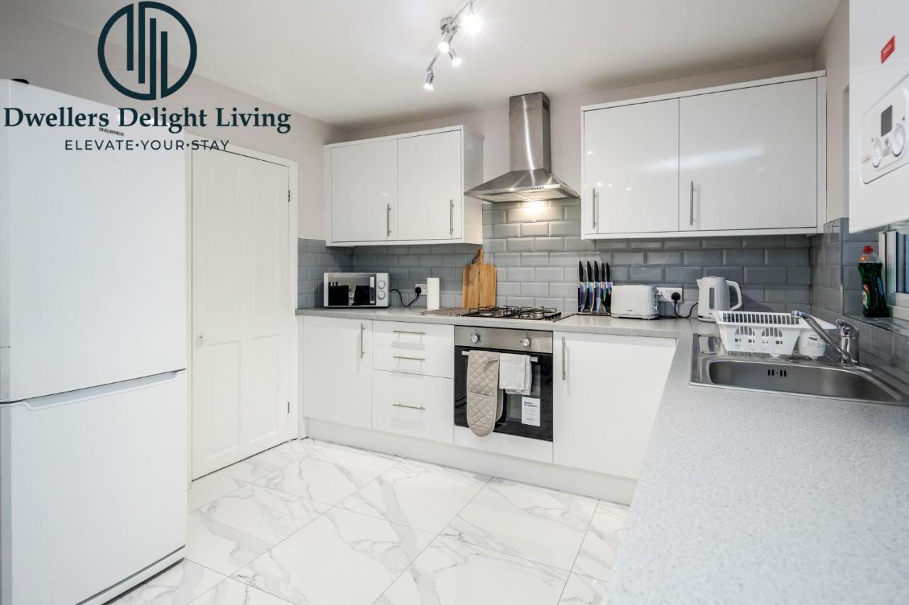 Dwellers Delight Living Ltd Serviced Accommodation Fabulous House 3 Bedroom, Hainault Prime Location ,Greater London With Parking & Wifi, 2 Bathroom, Garden Чіґвелл Екстер'єр фото