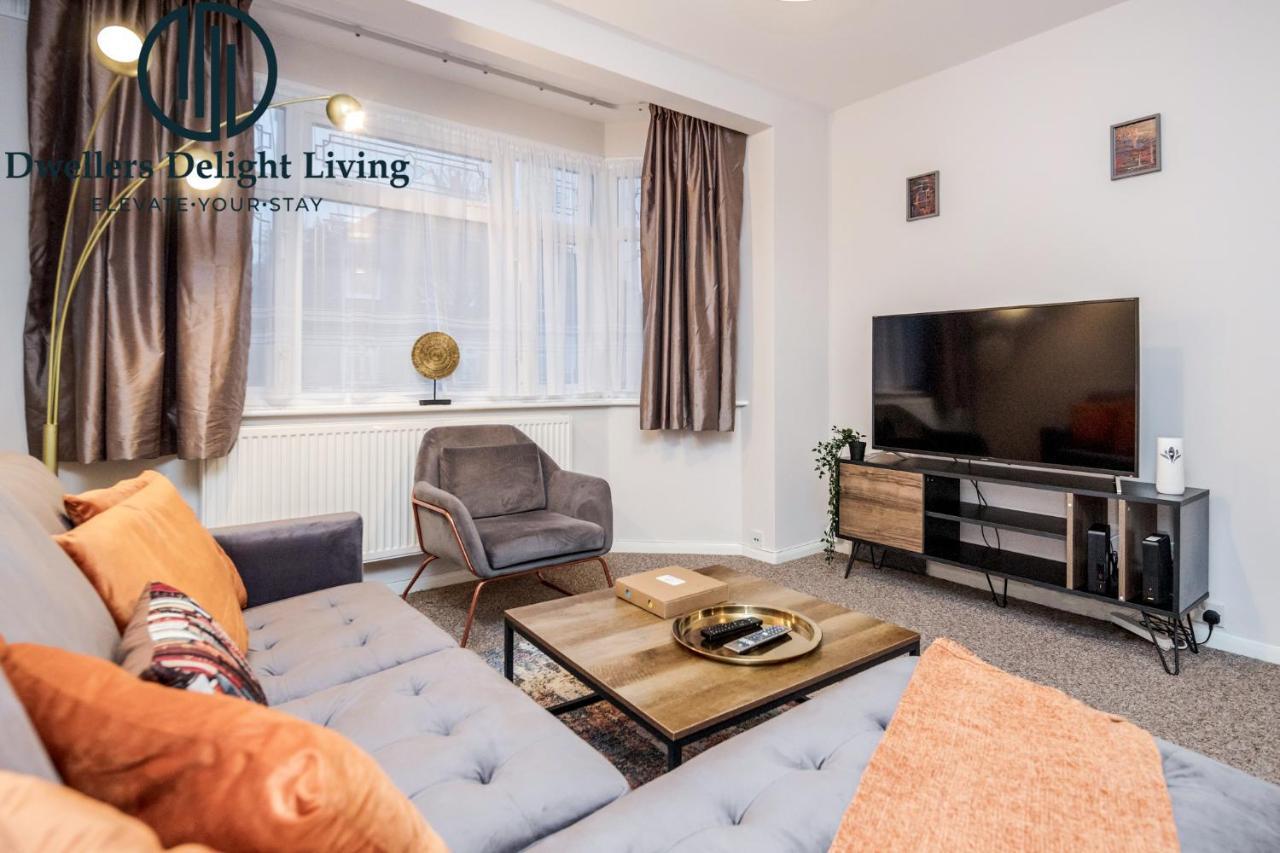 Dwellers Delight Living Ltd Serviced Accommodation Fabulous House 3 Bedroom, Hainault Prime Location ,Greater London With Parking & Wifi, 2 Bathroom, Garden Чіґвелл Екстер'єр фото