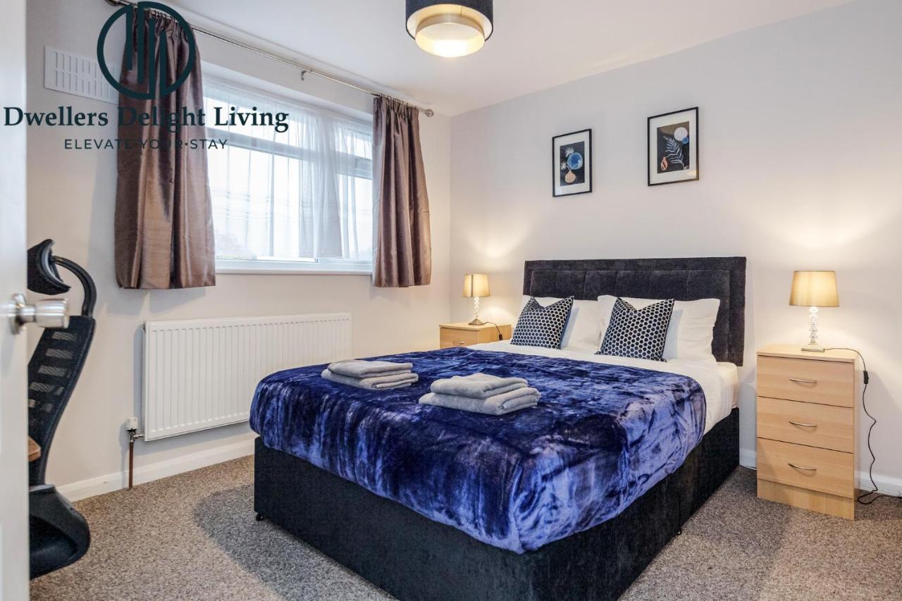 Dwellers Delight Living Ltd Serviced Accommodation Fabulous House 3 Bedroom, Hainault Prime Location ,Greater London With Parking & Wifi, 2 Bathroom, Garden Чіґвелл Екстер'єр фото