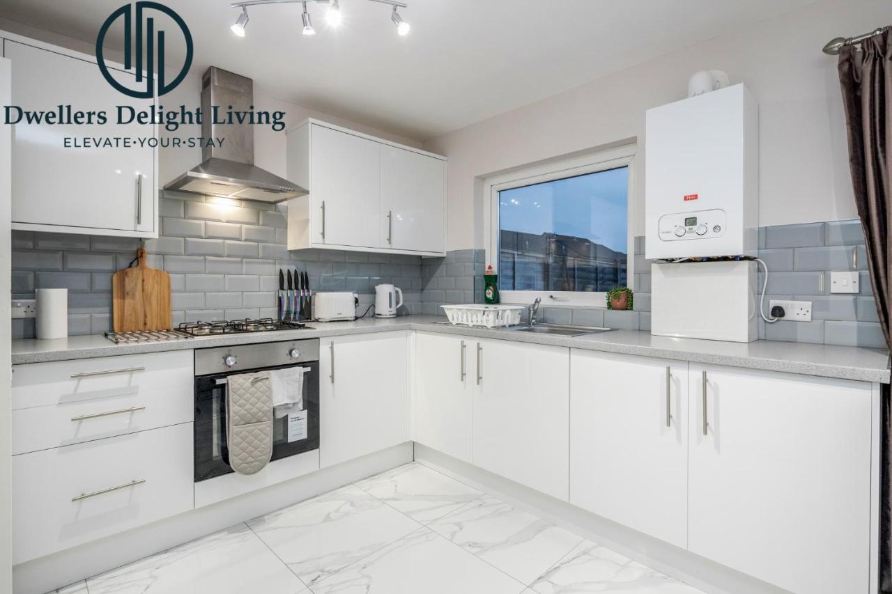 Dwellers Delight Living Ltd Serviced Accommodation Fabulous House 3 Bedroom, Hainault Prime Location ,Greater London With Parking & Wifi, 2 Bathroom, Garden Чіґвелл Екстер'єр фото