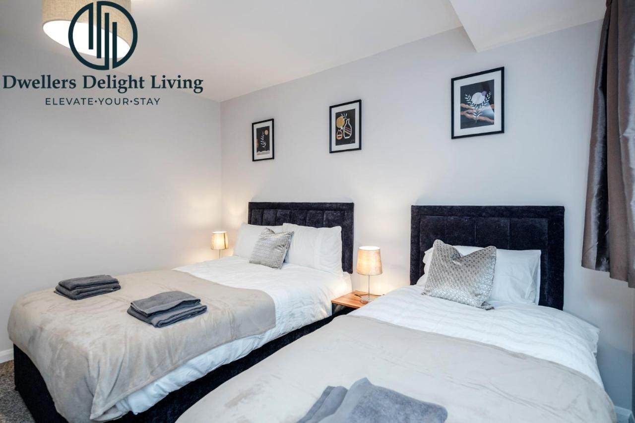 Dwellers Delight Living Ltd Serviced Accommodation Fabulous House 3 Bedroom, Hainault Prime Location ,Greater London With Parking & Wifi, 2 Bathroom, Garden Чіґвелл Екстер'єр фото