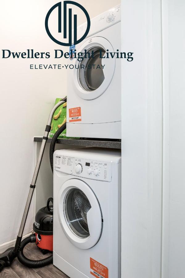 Dwellers Delight Living Ltd Serviced Accommodation Fabulous House 3 Bedroom, Hainault Prime Location ,Greater London With Parking & Wifi, 2 Bathroom, Garden Чіґвелл Екстер'єр фото