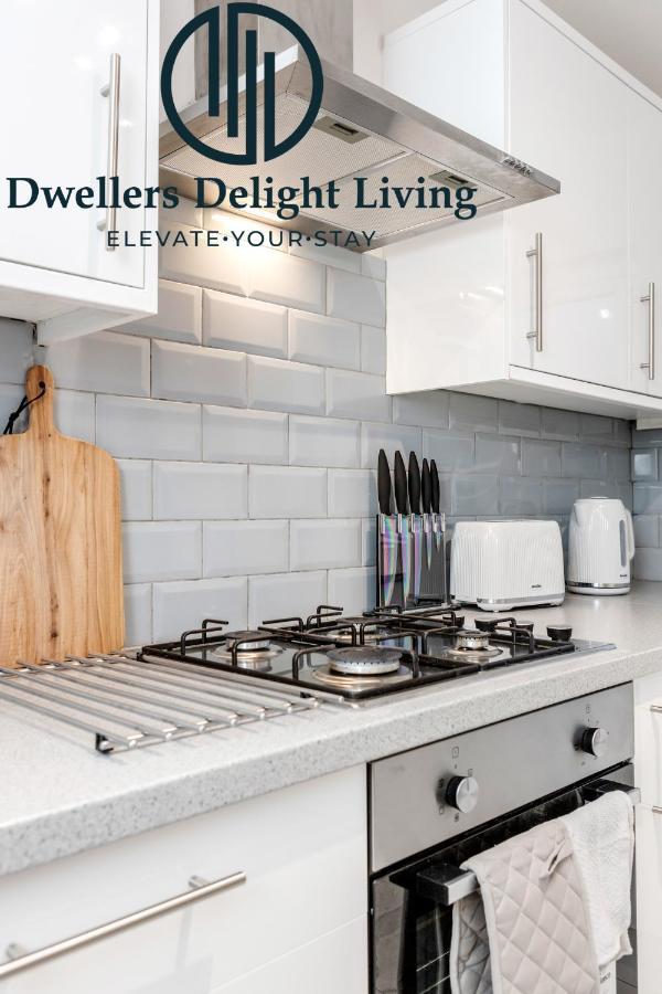 Dwellers Delight Living Ltd Serviced Accommodation Fabulous House 3 Bedroom, Hainault Prime Location ,Greater London With Parking & Wifi, 2 Bathroom, Garden Чіґвелл Екстер'єр фото