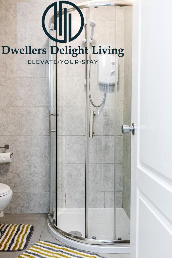 Dwellers Delight Living Ltd Serviced Accommodation Fabulous House 3 Bedroom, Hainault Prime Location ,Greater London With Parking & Wifi, 2 Bathroom, Garden Чіґвелл Екстер'єр фото